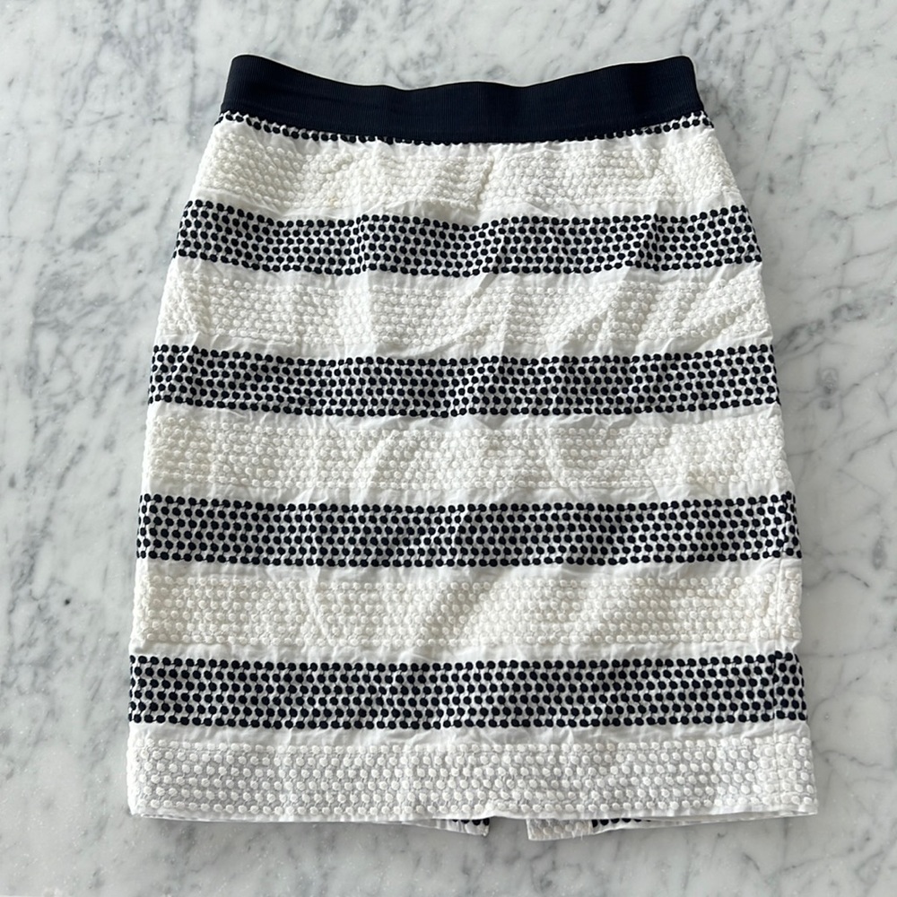 Gently worn Ann Taylor skirt. Love it just doesn’t fit anymore!